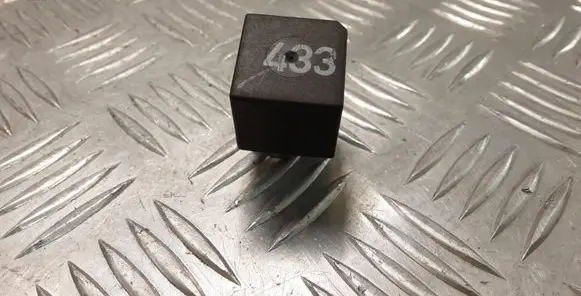 Volkswagen PASSAT B5 Other relay 3D0951253A