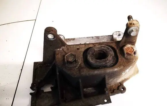 Engine mount bracket