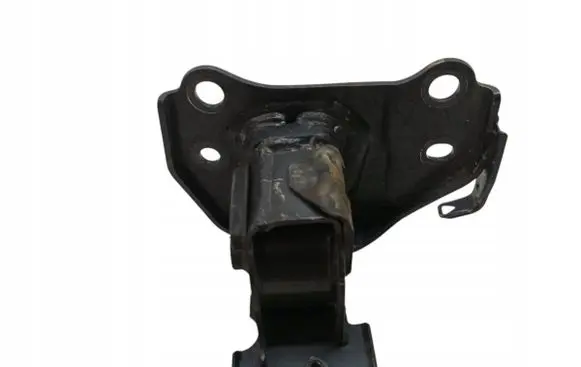 Engine mount vacuum valve