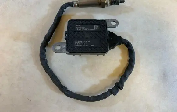 Mercedes-Benz E W238 Lambda probe sensor A0009054704 A0009057108