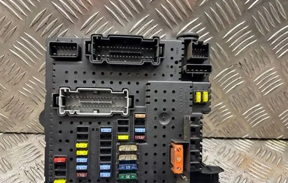 Volvo XC90 Fuse module 30728512 28017881 00006226747