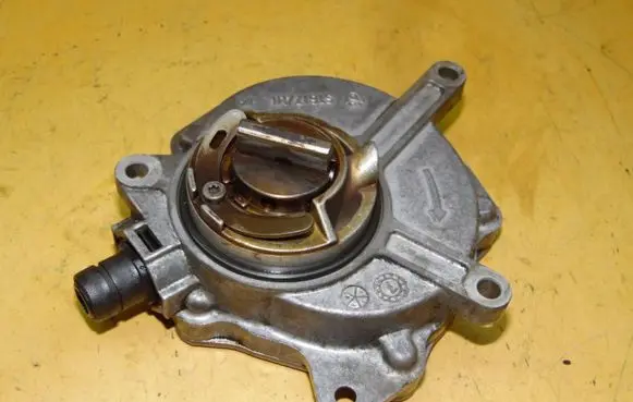 Volkswagen Golf V Vacuum pump
