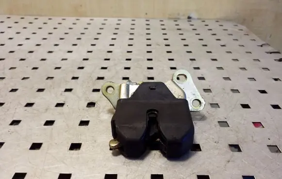 Toyota Avensis T220 Tailgate/trunk/boot lock/catch/latch