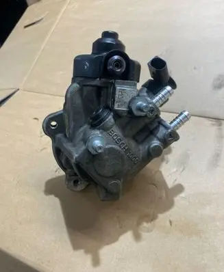 Volkswagen PASSAT B7 Fuel injection high pressure pump 0445010526 05071011 03L130755L