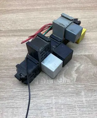 Renault Trafic II (X83) Relay mounting block 7703297572 7700421178