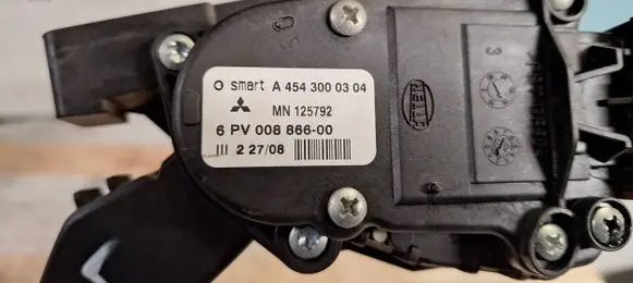 Mitsubishi Colt Accelerator throttle pedal A4543000304 6PV00886600 MN125792