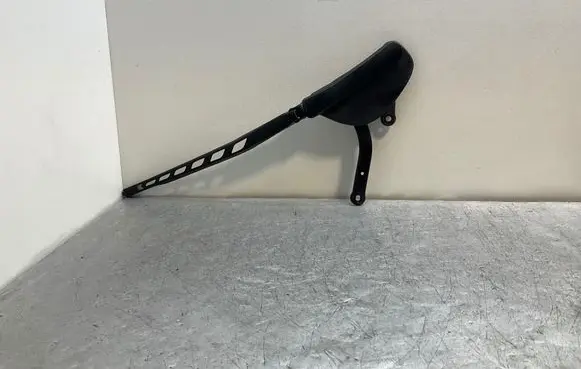 Front wiper blade arm