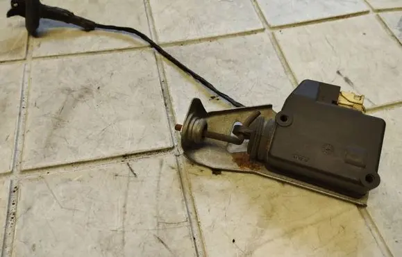 Fuel tank cap lock motor