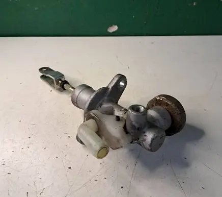 Nissan X-Trail T30 Clutch master cylinder