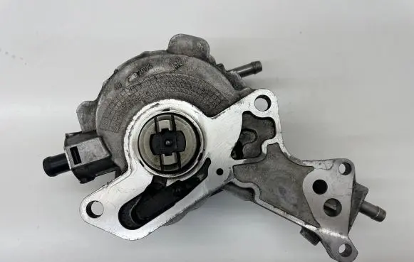Volkswagen Jetta V Fuel injection high pressure pump 038145209H