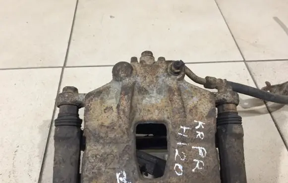 Hyundai i20 (PB PBT) Front brake caliper