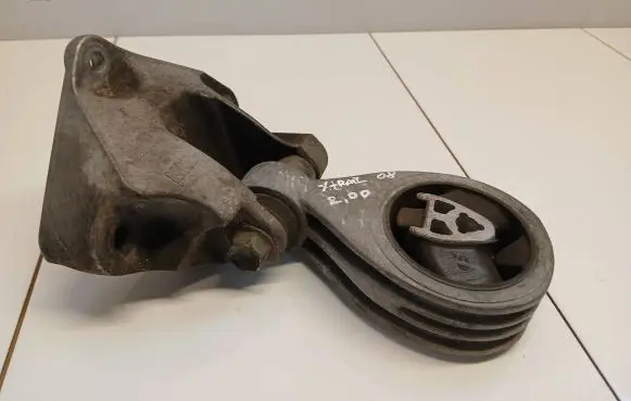 Nissan X-Trail T31 Engine mount bracket 8200277221