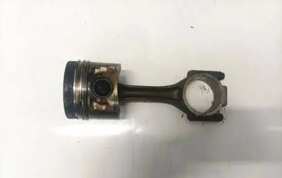 Volkswagen PASSAT B5.5 Piston with connecting rod