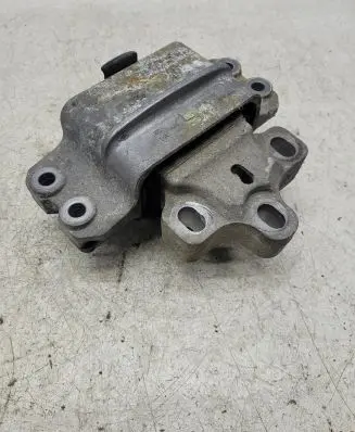 Volkswagen PASSAT B6 Engine mount bracket 3C0199555