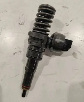 Volkswagen Golf IV Fuel injector 038130073AJ