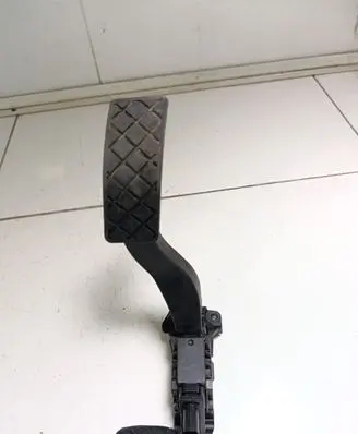 Accelerator throttle pedal