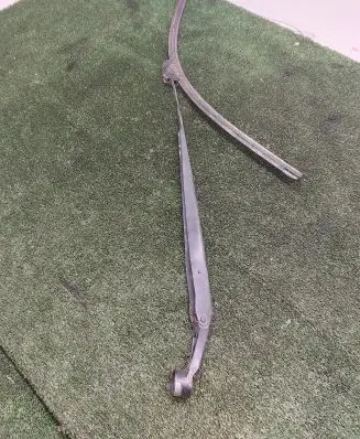 Toyota Prius (XW30) Front wiper blade arm 2124