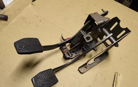 Chrysler PT Cruiser Clutch pedal 