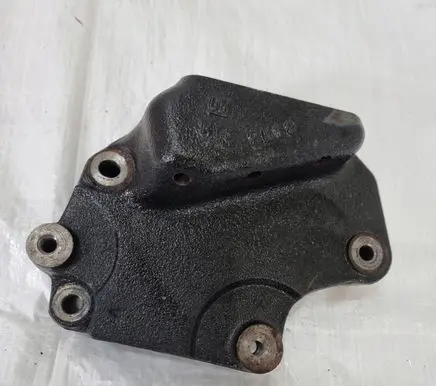 Engine mounting bracket