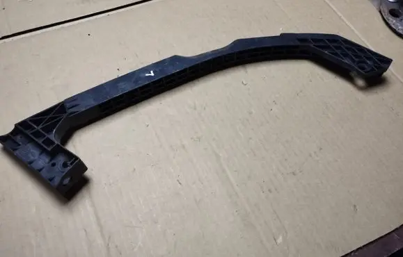 Headlight/headlamp mounting bracket