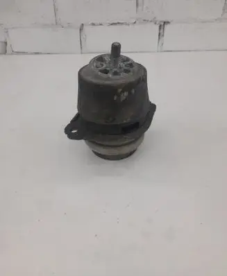 Volkswagen Touareg I Engine mount bracket 7L8199131A