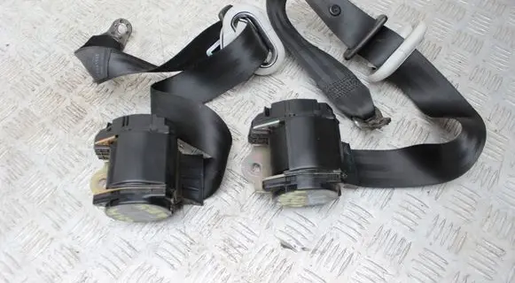 Volkswagen Golf IV Seat belt trim 