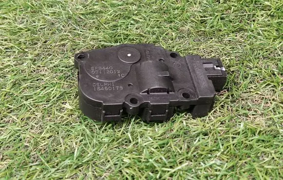 Volkswagen Touareg II Air flap motor/actuator EFB440 16450178