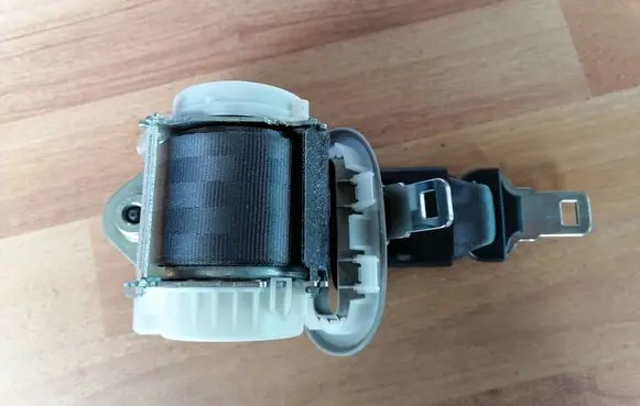 Middle seatbelt (rear)