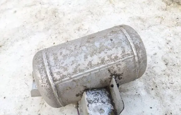 Vacuum air tank