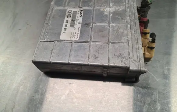 Audi A4 S4 B5 8D Engine control unit/module 8D0907557C 0261203938 26SA3785