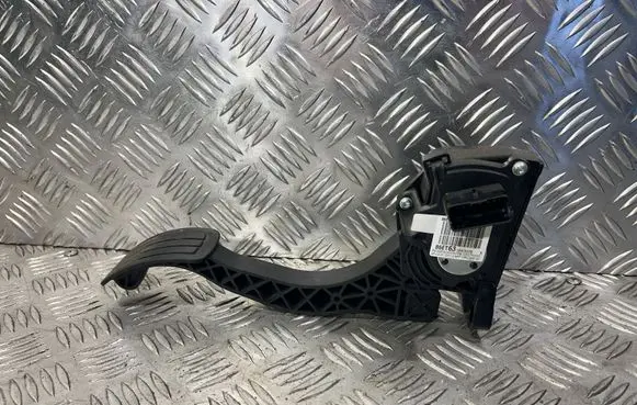 Accelerator throttle pedal