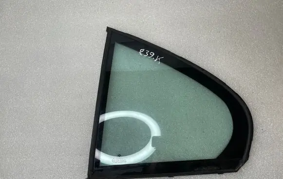 BMW 5 E39 Rear vent window glass 8186183