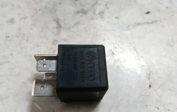 Volkswagen PASSAT B5.5 Other relay 3D0951253A