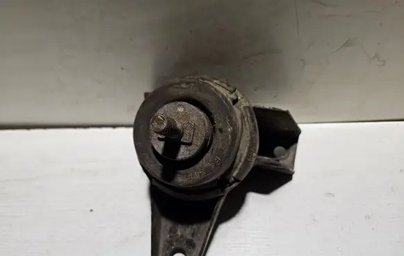 Engine mount bracket