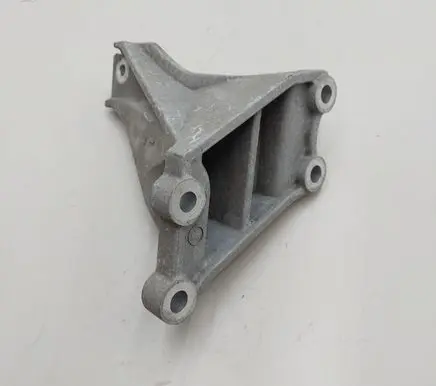 Nissan Leaf II (ZE1) Engine mounting bracket