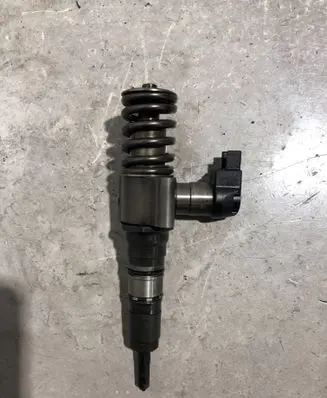 Volkswagen PASSAT B6 Fuel injector 03G130073S