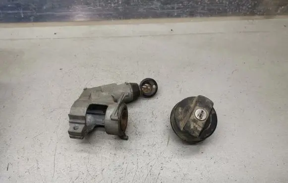 Volkswagen Golf II Ignition lock 171905851