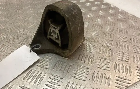 Volvo XC90 Engine mount bracket 31430564