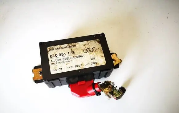 Audi A3 S3 8L Alarm control unit/module 80951173