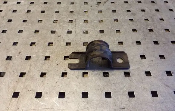 Nissan X-Trail T30 Sway bar bush bracket, rear 