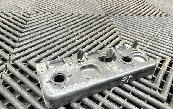 Volvo XC90 Fender mounting bracket 31378135