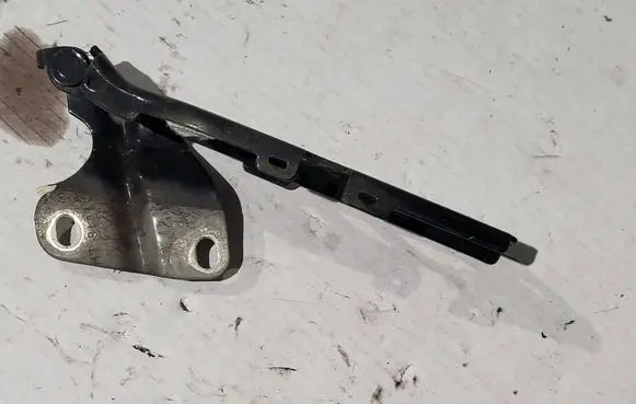 Audi Q3 8U Engine bonnet/hood hinges 8U0823301