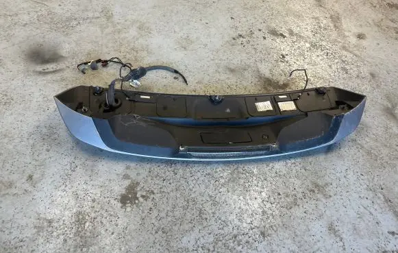 Tailgate/trunk spoiler