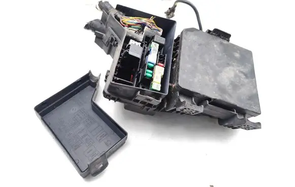 Nissan Qashqai Fuse module 24383JD00A 319136024