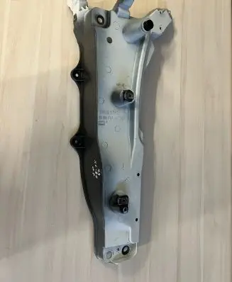Volvo XC90 Fender mounting bracket 31391777 4D7012