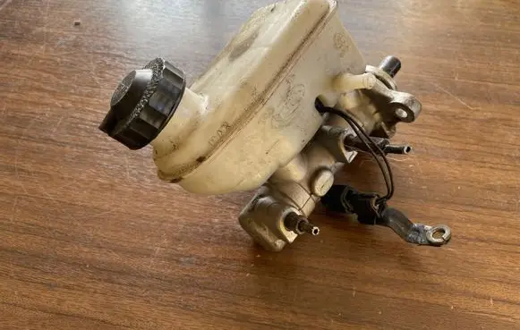 KIA Sorento Brake fluid reservoir 