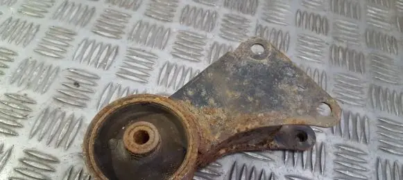Engine mount bracket