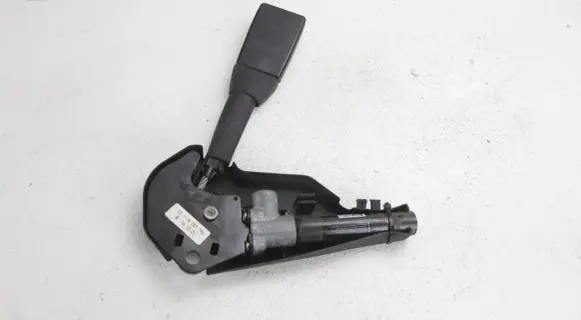 BMW 5 E39 Front seatbelt buckle 8257796