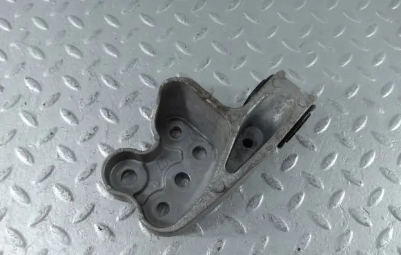 Gearbox mounting bracket