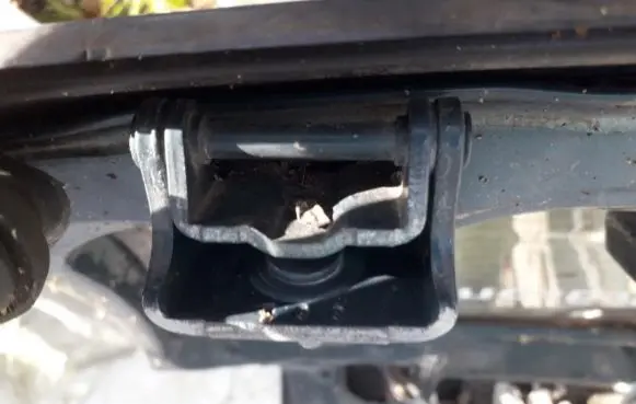 Subaru Impreza I Tailgate/trunk/boot hinge